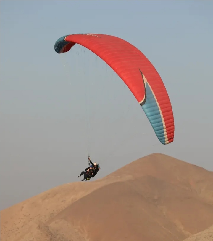 Parapente au-dessus du désert d'Agafay — Désert d'Agafay · 40 min de Marrakech