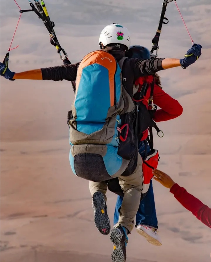 Décollage en parapente biplace au Maroc — pilote FFVL certifié et passager harnachés, Haut Atlas