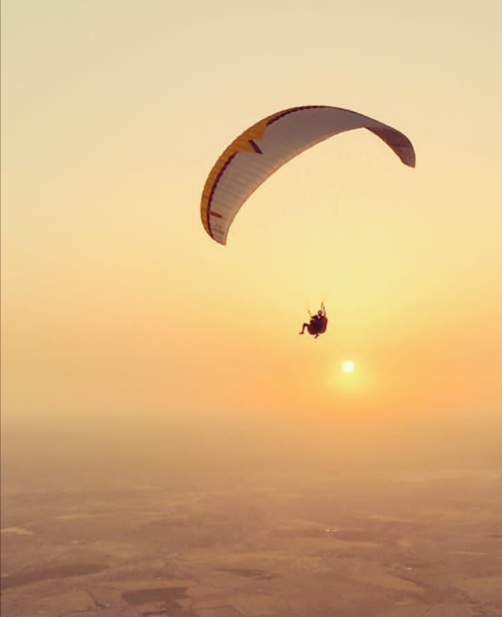 Parapente biplace au coucher du soleil au-dessus des montagnes de l'Atlas, Maroc — Parapente Marrakech